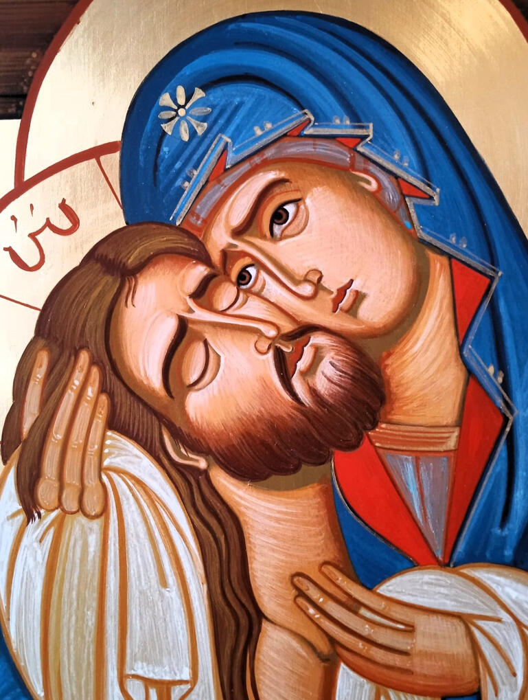 Icona della Pietà "Icona sacra della Pietà dipinta a mano con la Madonna che stringe il corpo di Cristo deposto dalla croce, realizzata a tempera all'uovo e foglia d'oro su tavola."