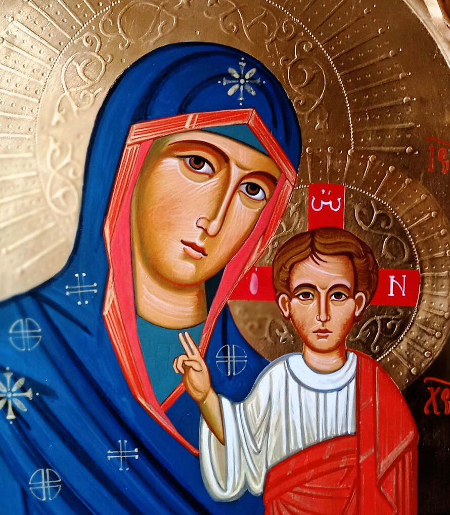 Vergine con Bambino Icona ortodossa dipinta a mano dal laboratorio di arte sacra di Nicola Damiano raffigurante la Vergine Maria con il Bambino Gesù in braccio, con manti finemente drappeggiati, aureole rifinite e sfondo in foglia d'oro.