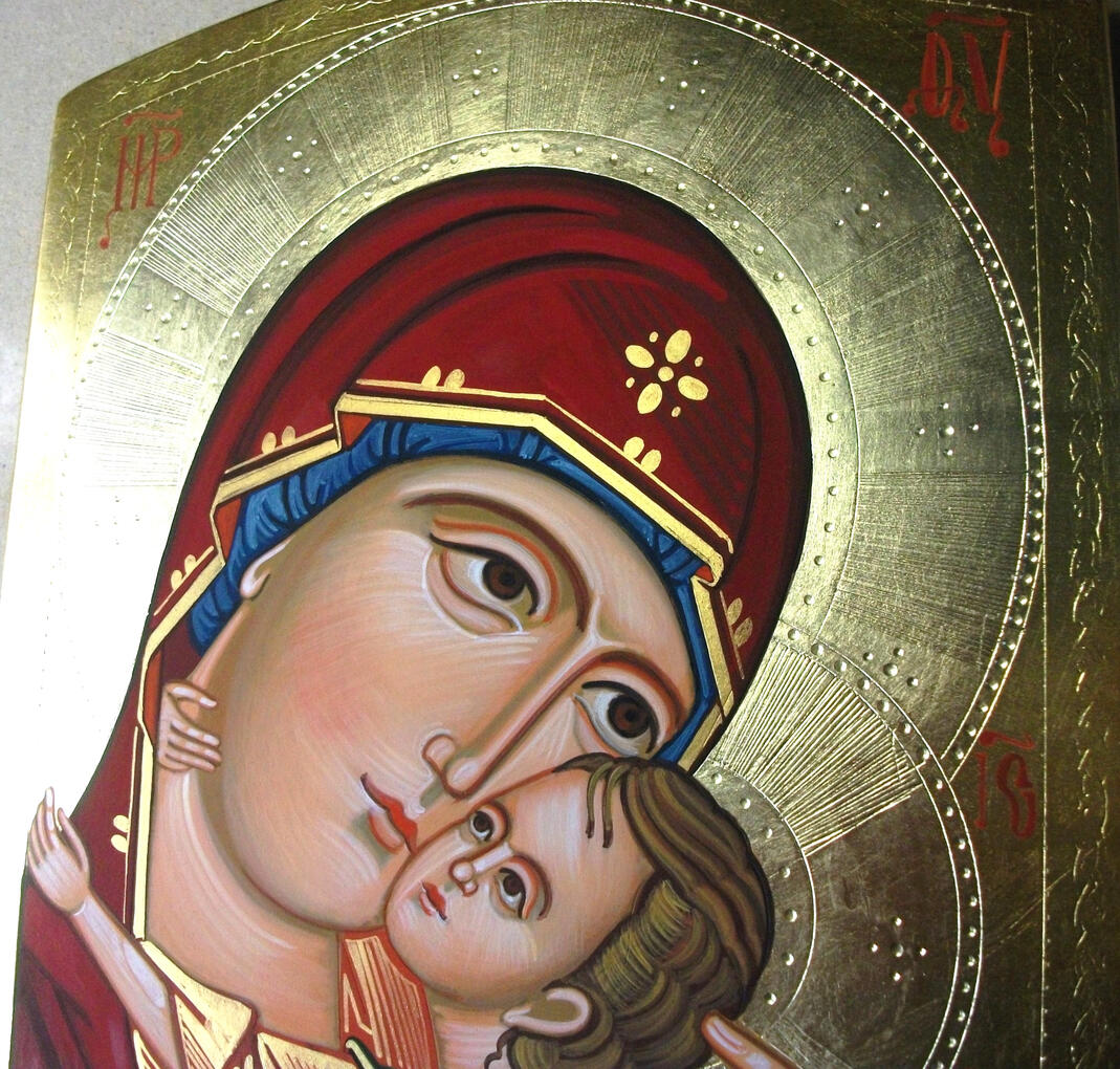 Madonna della tenerezza Icona greca della Madonna della Tenerezza (Eleousa) dipinta a mano dal laboratorio iconografico di Nicola Damiano, con la Vergine Maria e il Bambino Gesù accostati guancia a guancia in un tenero abbraccio, manti decorati e sfondo in foglia d'oro.