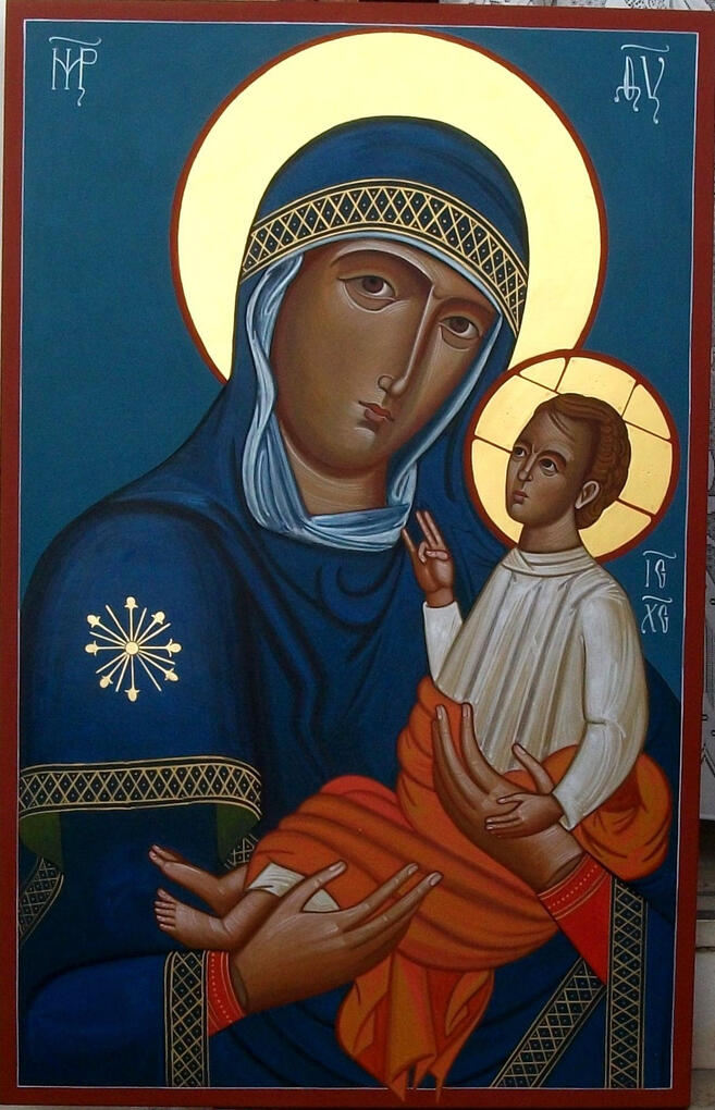 Maria Santissima di Siponto Icona in stile greco ortodosso della Maria Santissima di Siponto dipinta a mano da Nicola Damiano, con la Vergine Odigitria che sostiene il Bambino Gesù benedicente, manti scuri con bordure decorate, aureole finemente rifinite e sfondo in foglia d'oro.